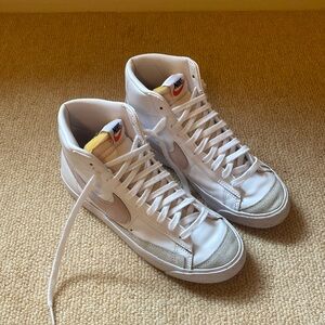NIKE BLAZERS • SIZE 8.5